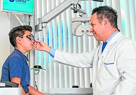 Un oftalmólogo revista la visión a un menor.