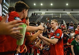 Elias Valtonen, con seguidores del Covirán al final de la pasada temporada.