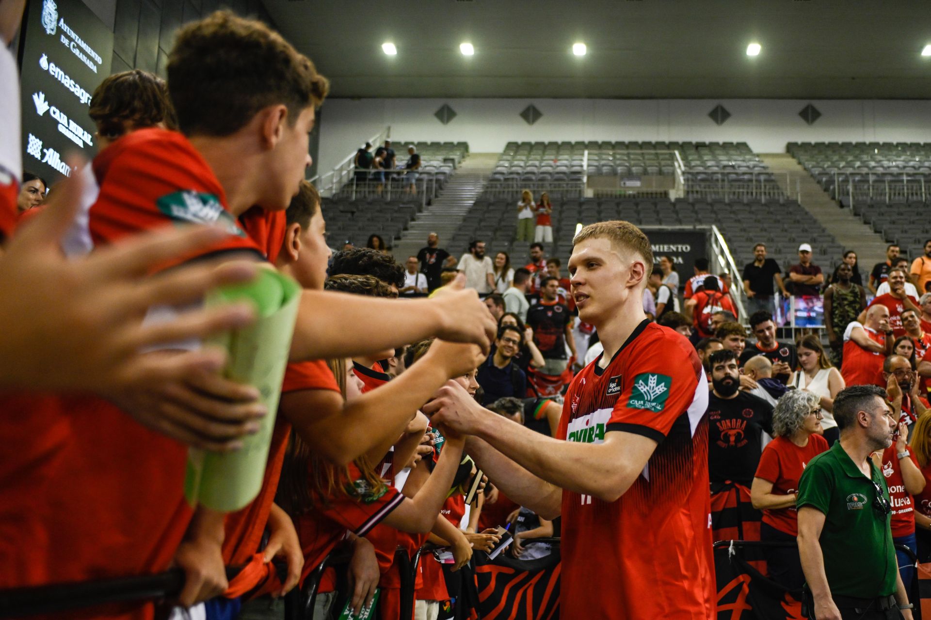 Elias Valtonen, con seguidores del Covirán al final de la pasada temporada.