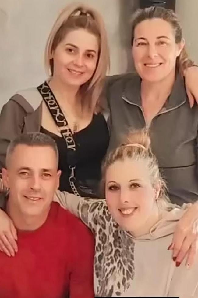 Paco, junto a sus hermanas en una imagen cedida por la familia.