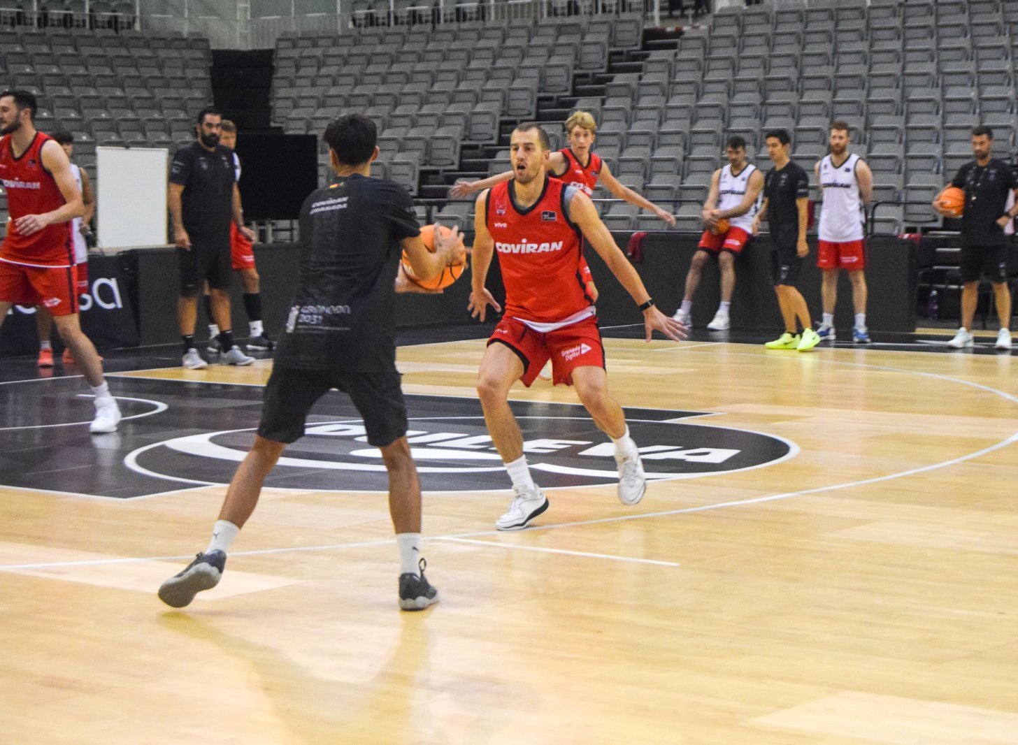 Matt Thomas, en actitud defensiva en su primer entrenamiento con la camiseta del Covirán.
