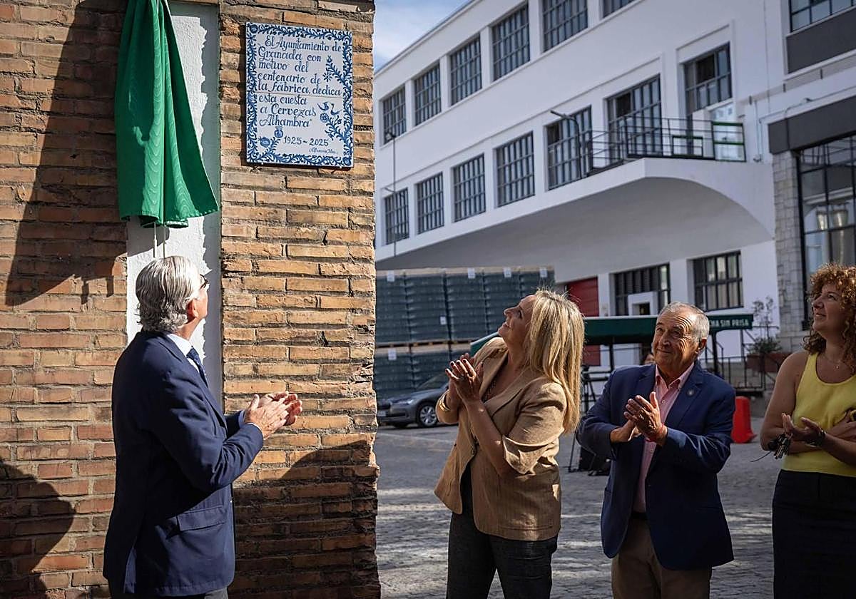 La alcaldesa Marifrán Carazo descubre la placa.