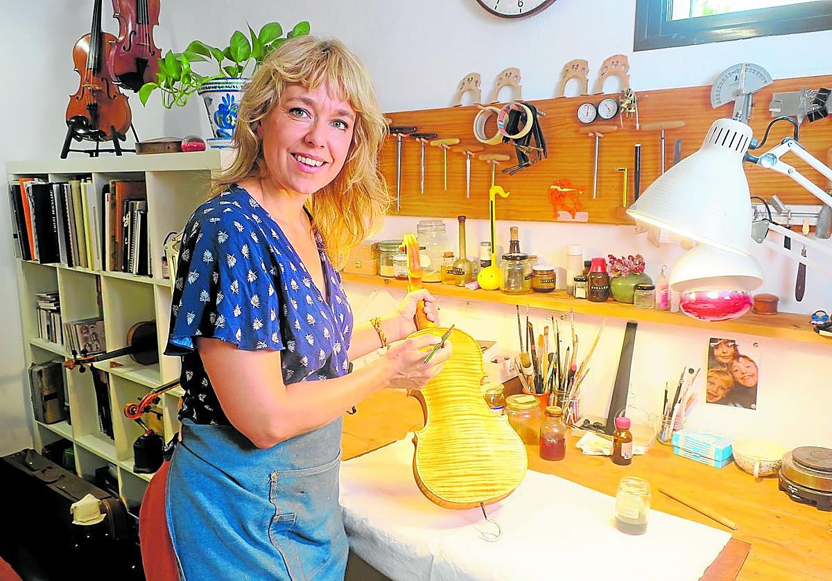 Estructura. La madera se trata en un curvador de luthier que trabaja a 172 grados centígrados.