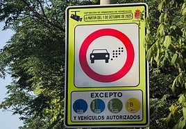 Cartel que informa de las restricciones en la zona de bajas emisiones.