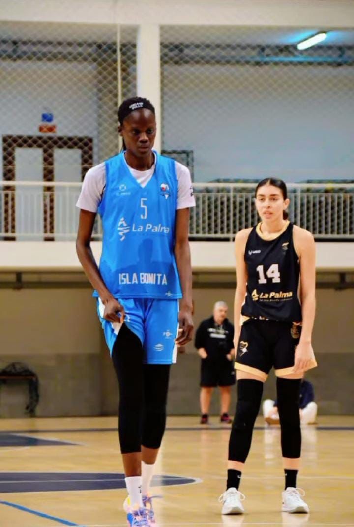 Mame Coumba, a la izquierda, centímetros y calidad para el GmasB en la pintura.