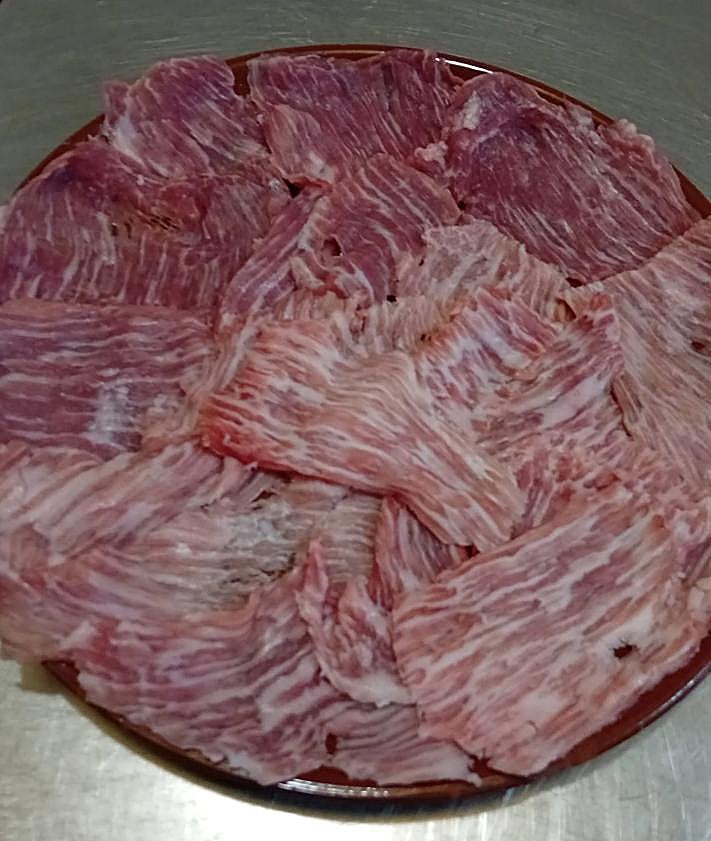 Imagen secundaria 2 - El asador con la carne más exótica de Granada: «Tenemos cocodrilo, pitón, camello y mucho más»