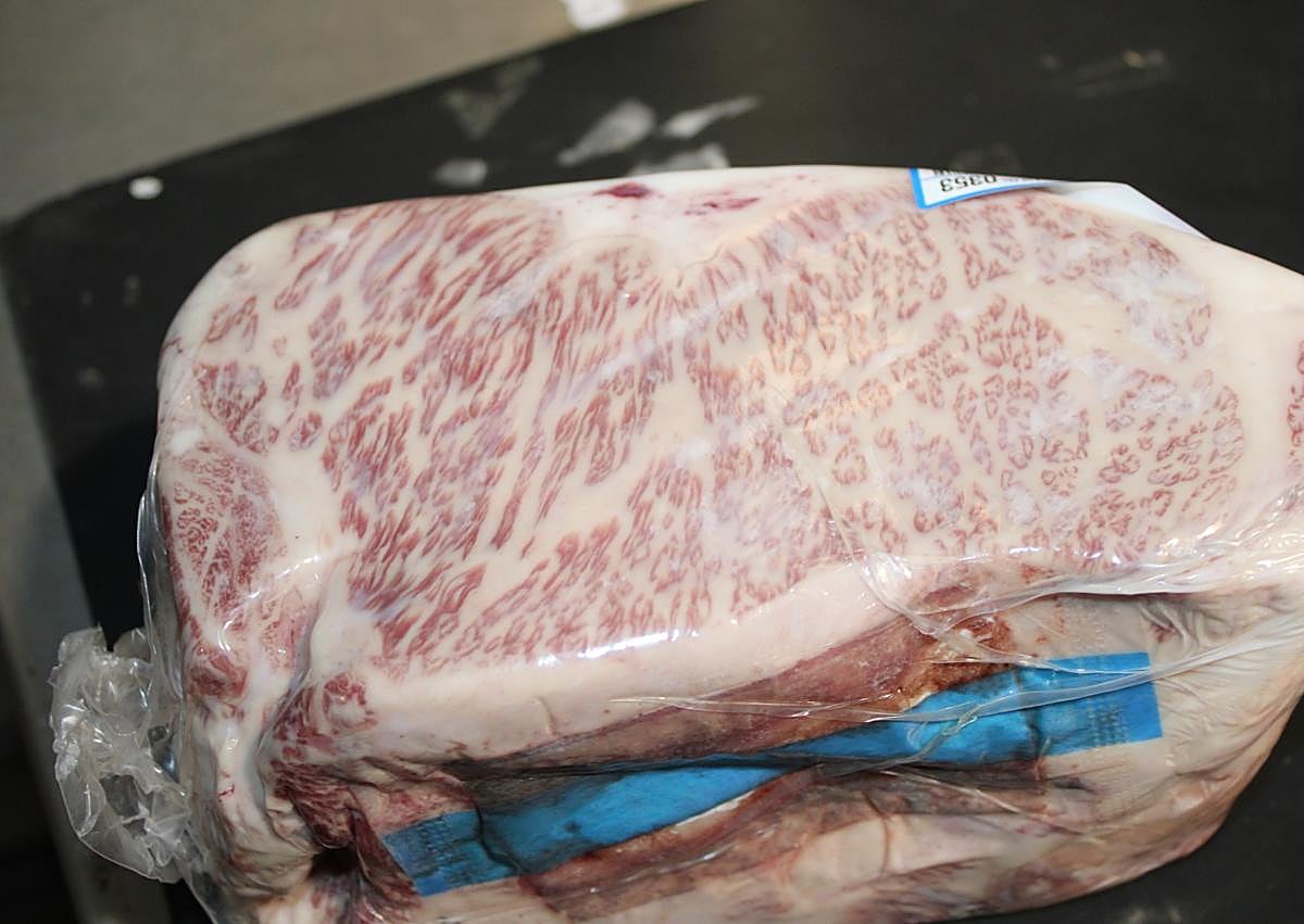 Imagen secundaria 1 - El asador con la carne más exótica de Granada: «Tenemos cocodrilo, pitón, camello y mucho más»