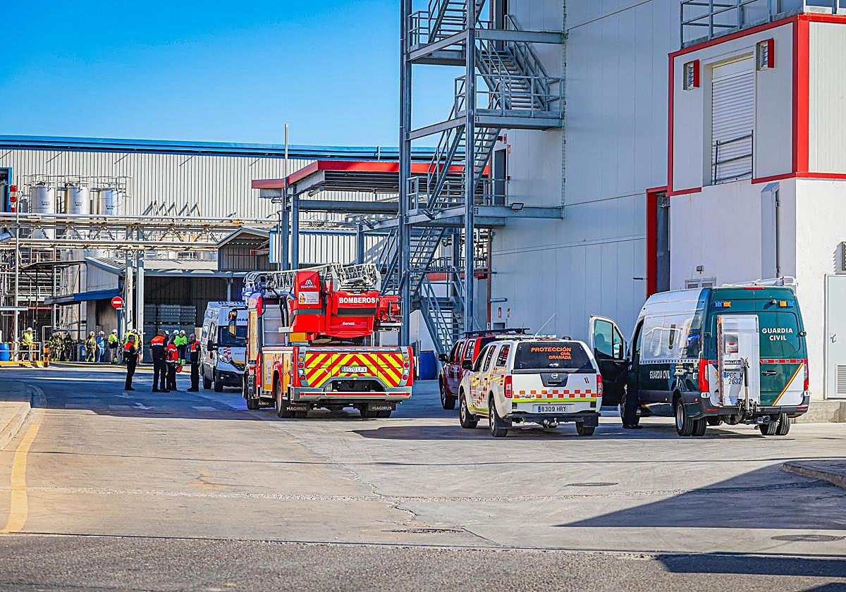 Agentes de la Guardia Civil frente a la fábrica de Armilla en la que ha ocurrido el incendio.
