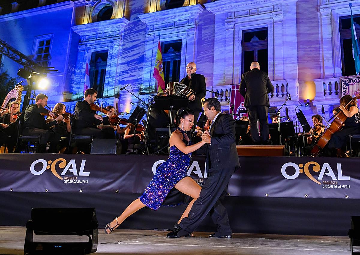 Imagen secundaria 1 - La Ocal &#039;baila&#039; con Almería por los éxitos conseguidos y los que vendrán en un magnífico concierto