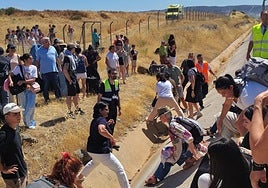 «El tren se ha parado súbitamente y gritando nos pedían que nos bajáramos sin las maletas»