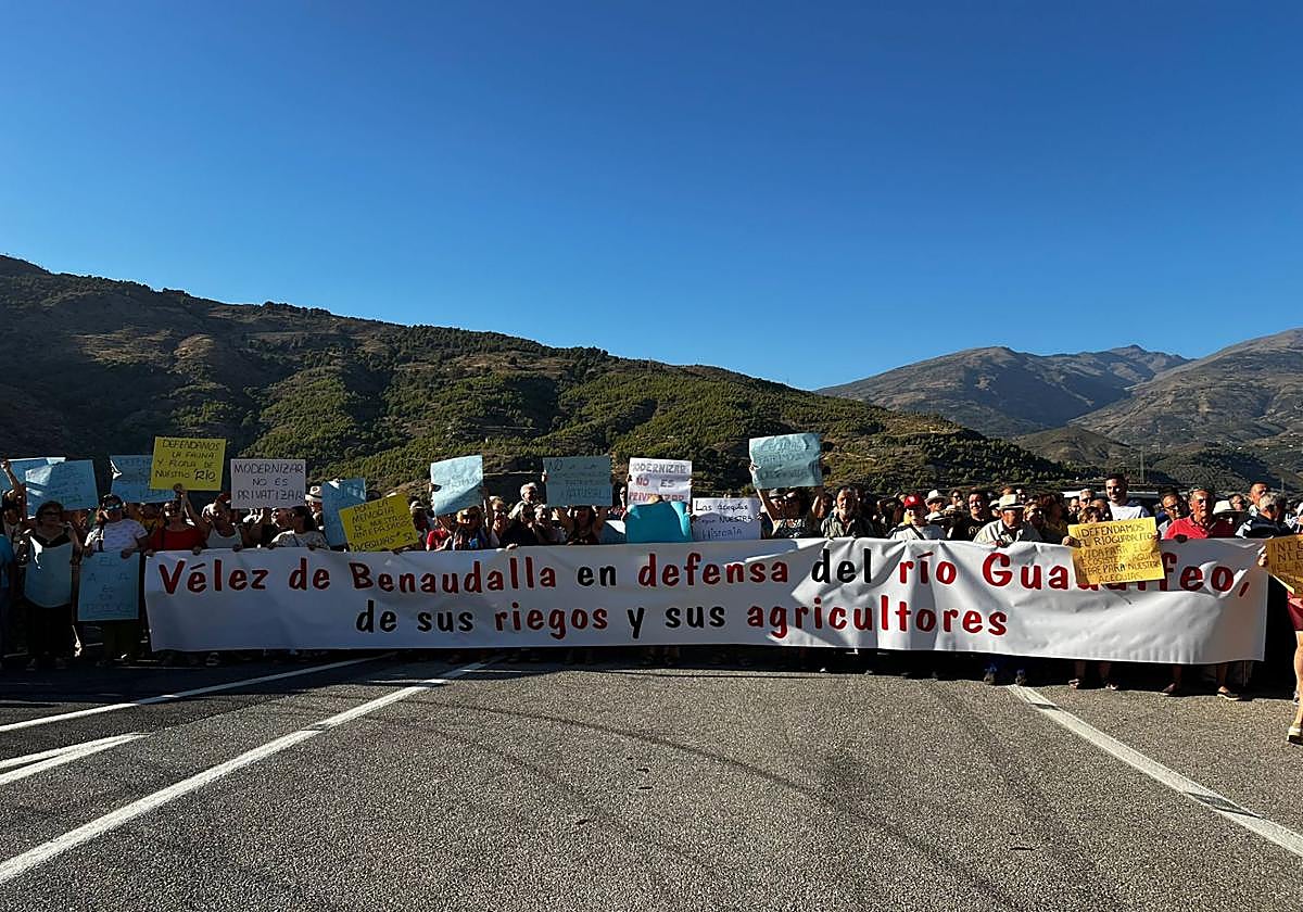 Manifestación en Vélez de Benaudalla por el regadío.