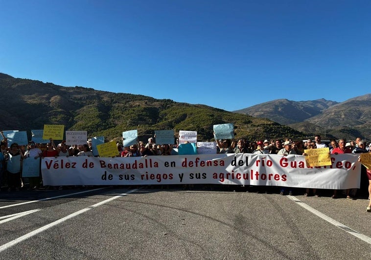 Manifestación en Vélez de Benaudalla por el regadío