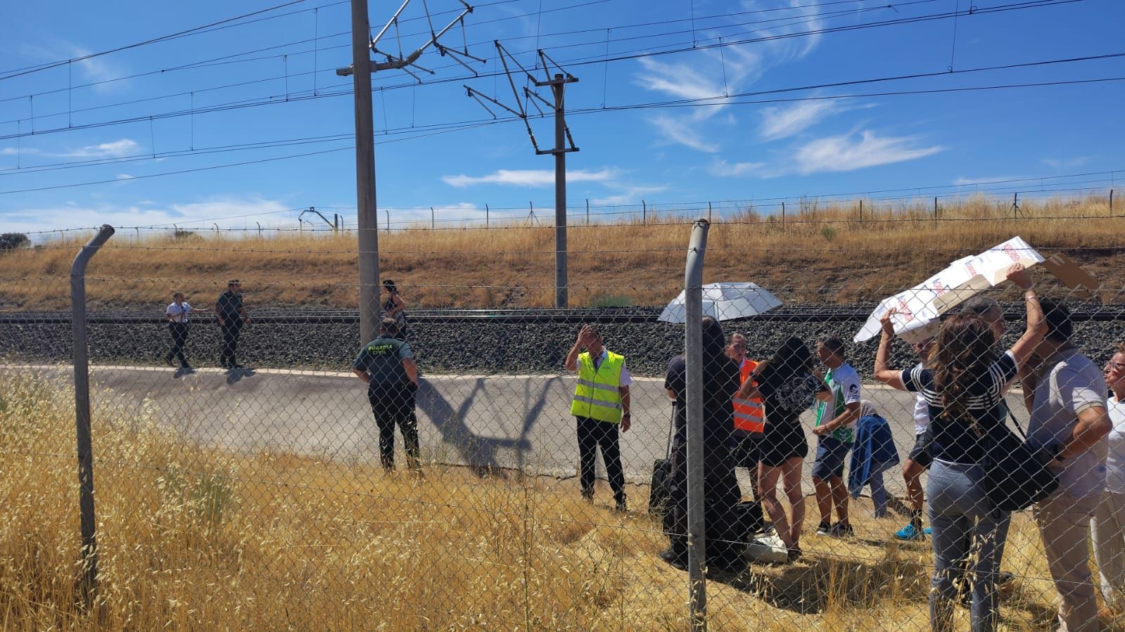 210 pasajeros desalojados del tren incendiado que conecta Almería y Granada con Madrid