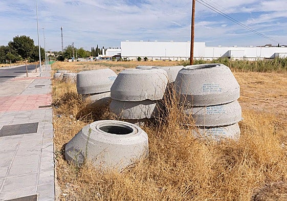 Piezas de las nuevas tuberías que se instalan entre Jun y Pulianas.