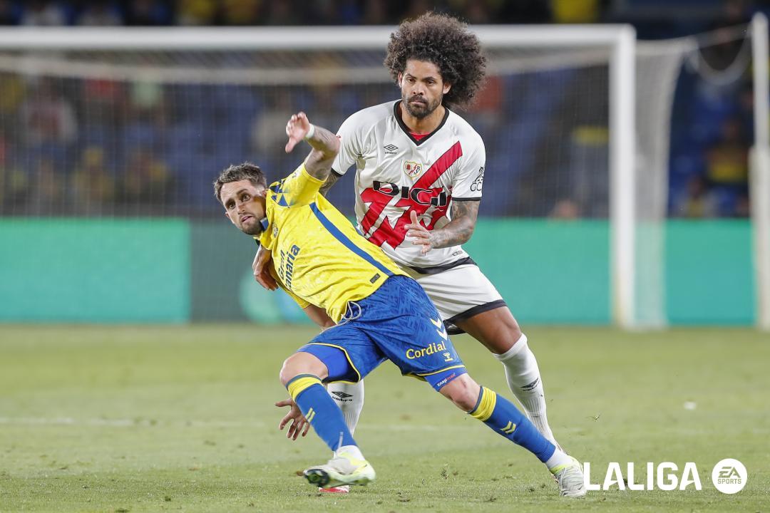 Aridane cubriendo a Januzaj, jugador de Las Palmas