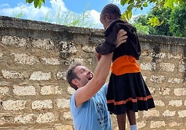 El almeriense, durante una instántanea junto a los menores a quienes se destina la escuela.