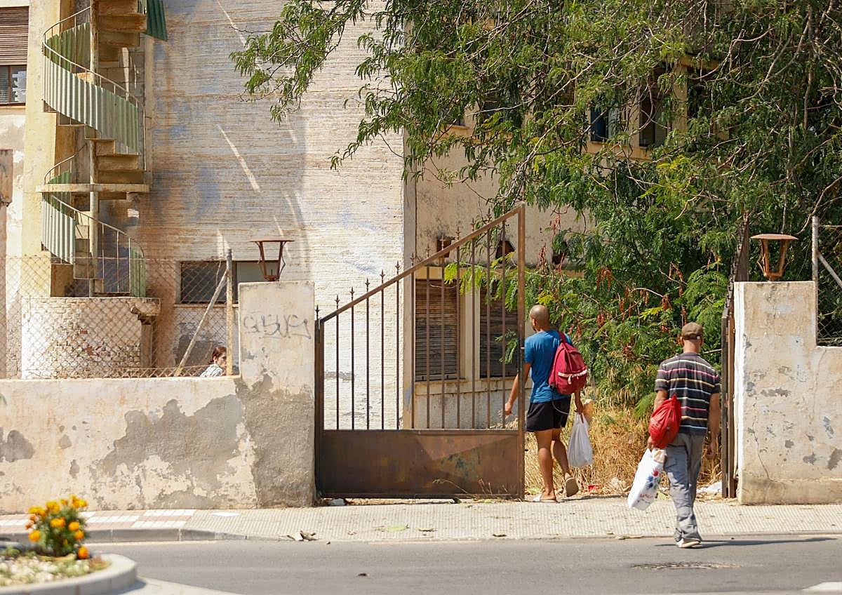 Imagen secundaria 1 - Hotel okupado por temporeros en Castell de Ferro.