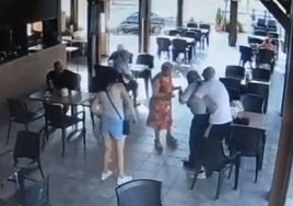 Momento del suceso captado por las cámaras de seguridad del restaurante.