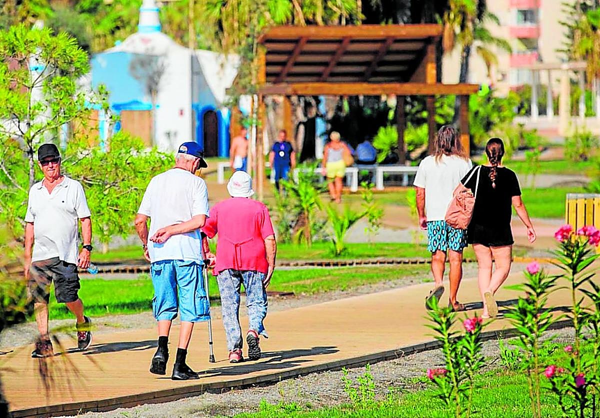 El tramo de senda litoral que atraviesa la playa de Poniente de Motril ha transformado por completo la imagen de la zona.
