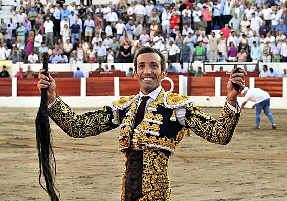 David Miranda da la vuelta al ruedo mostrando sus trofeos.