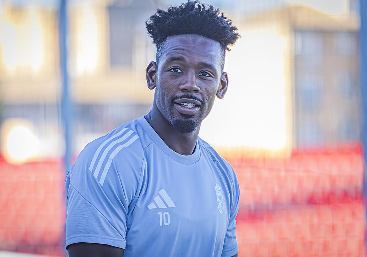 Mohamed Bouldini, antes de un entrenamiento ya con el Granada.