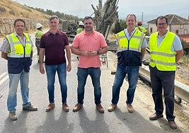 Visita de las autoridades y técnicos a las obras de la carretera JAE-4107.