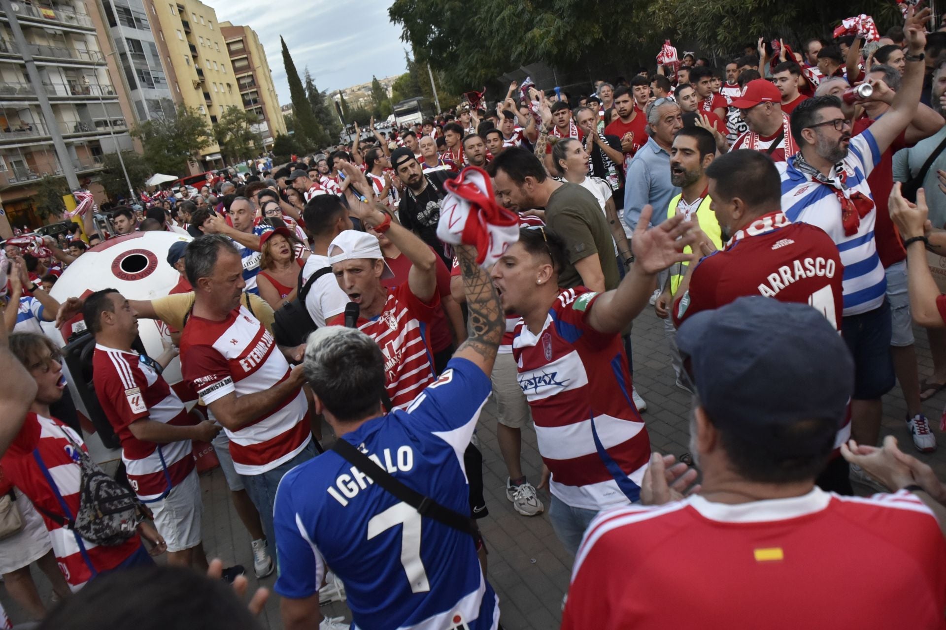 Las imágenes de la protesta de los aficionados del Granada