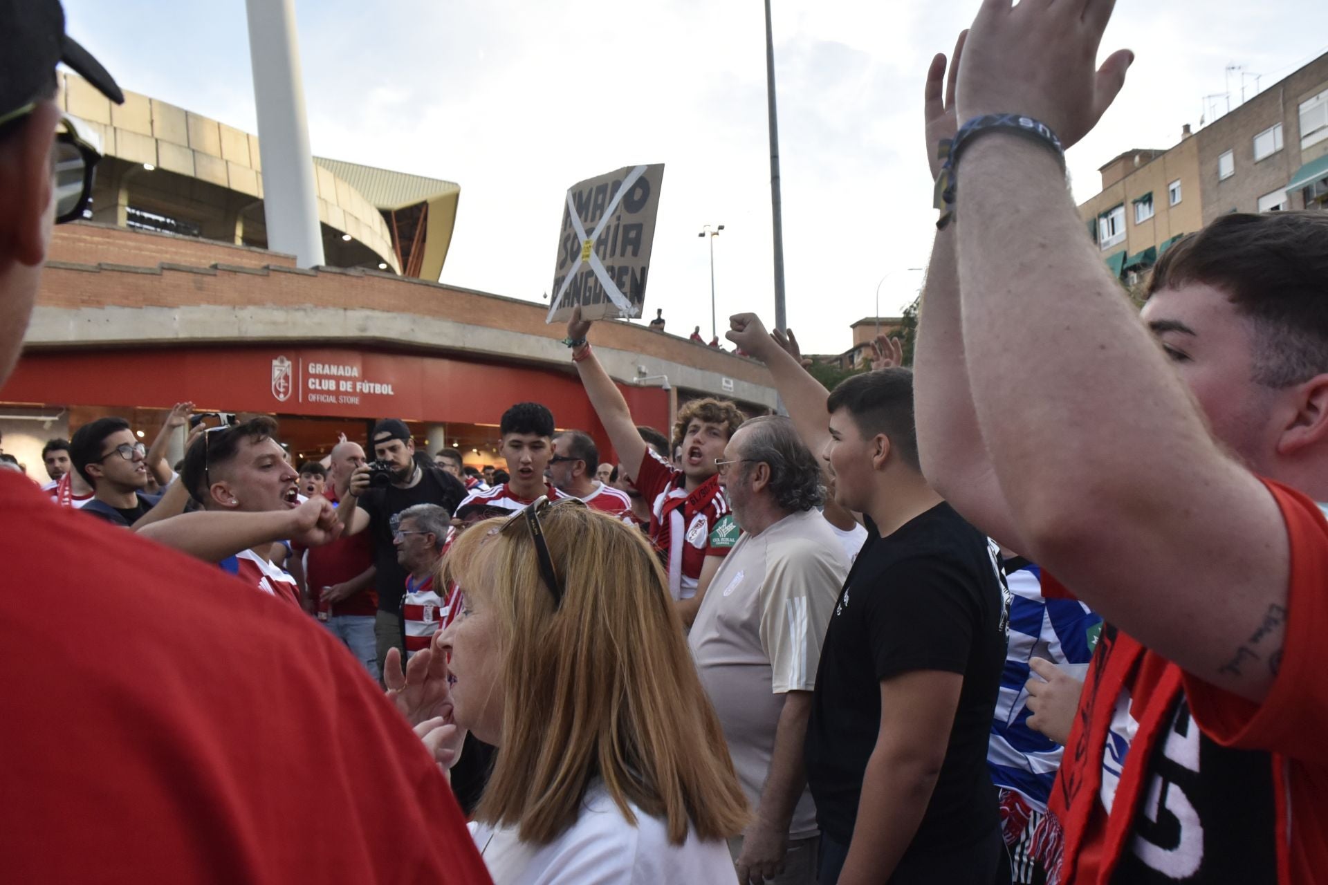 Las imágenes de la protesta de los aficionados del Granada