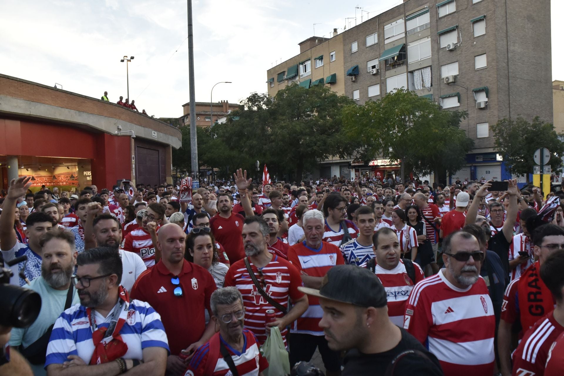 Las imágenes de la protesta de los aficionados del Granada
