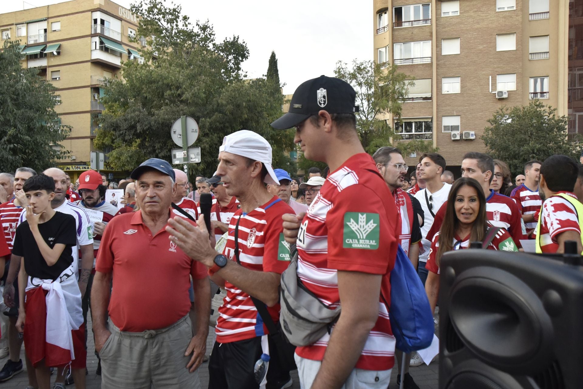 Las imágenes de la protesta de los aficionados del Granada