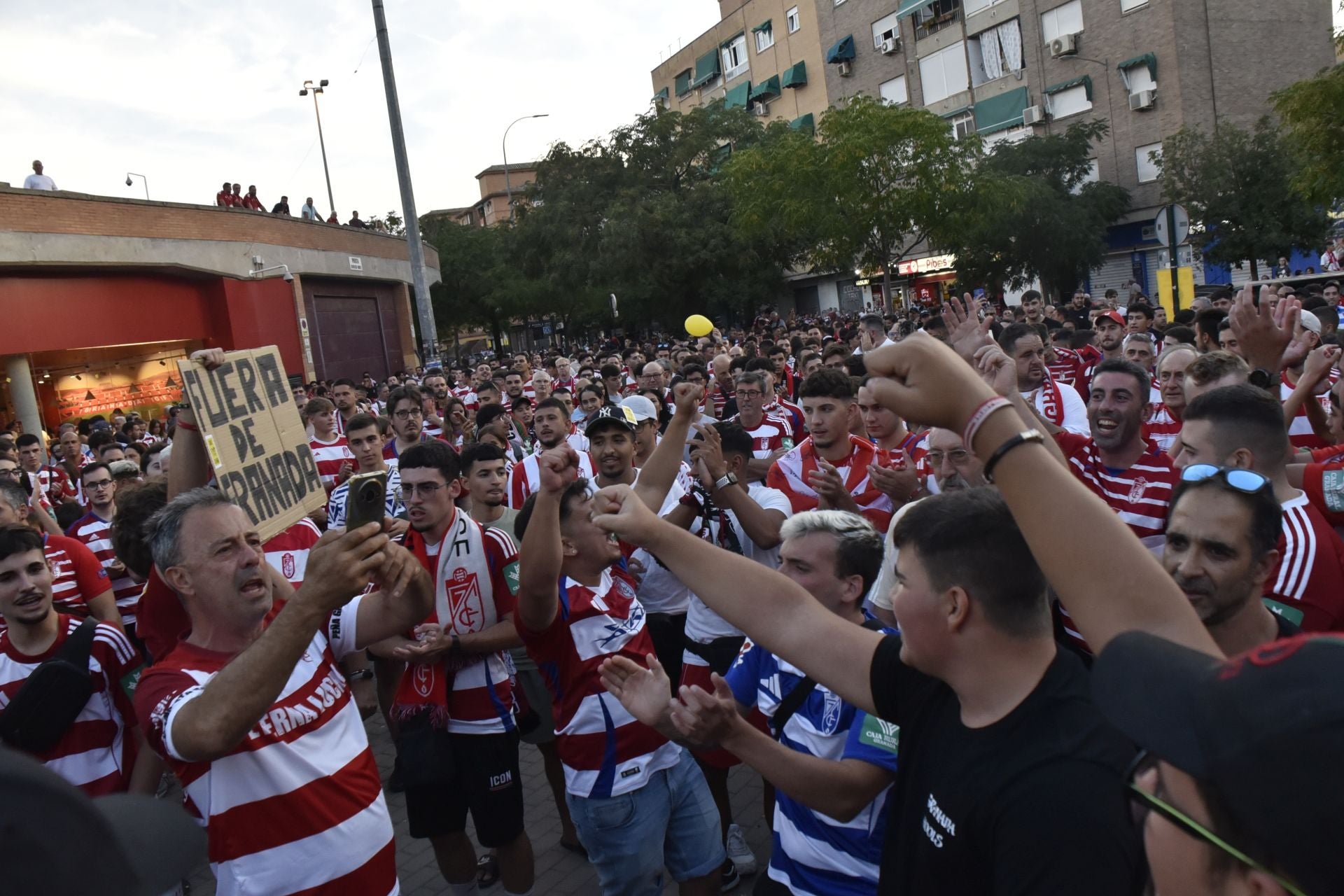 Las imágenes de la protesta de los aficionados del Granada
