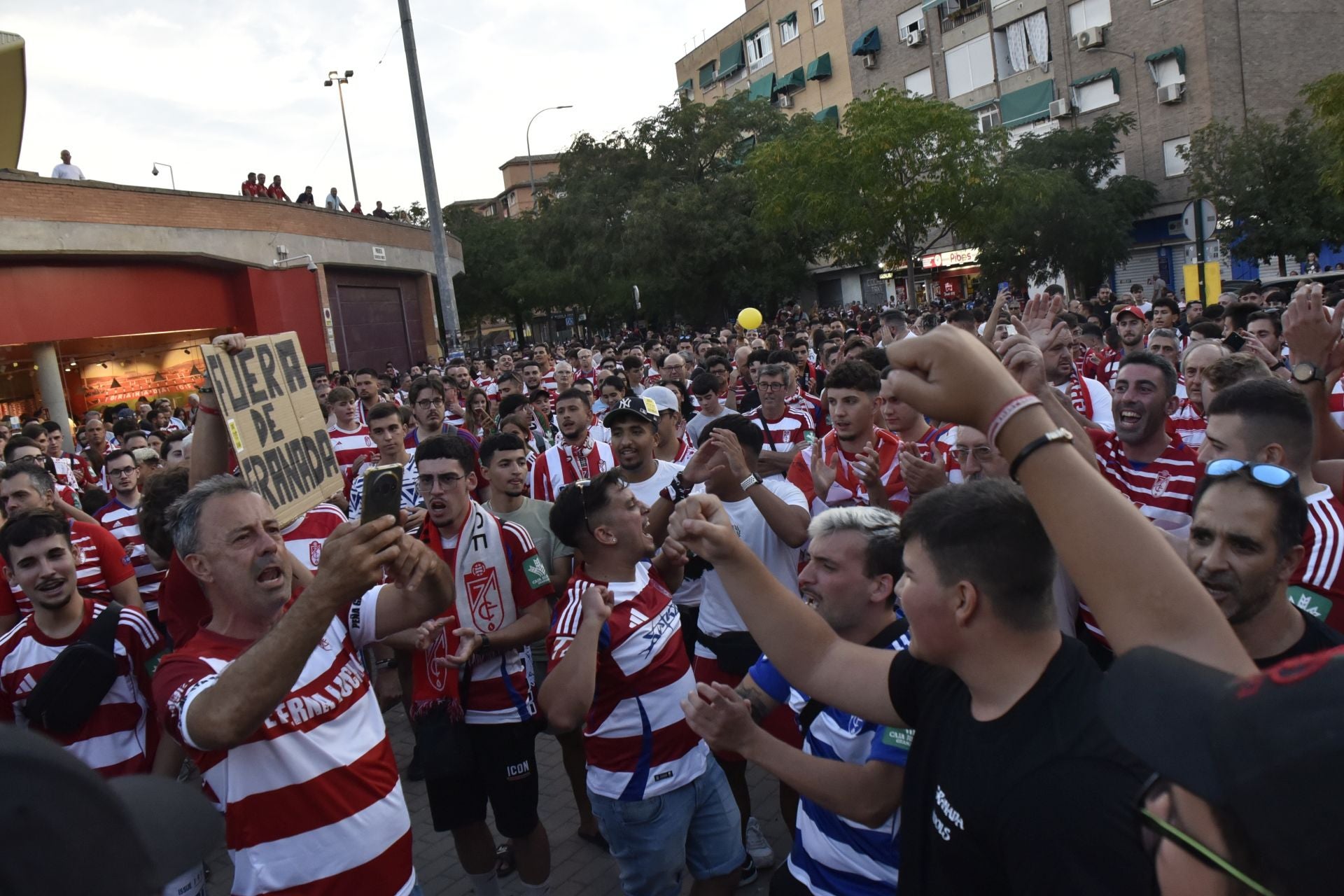 Las imágenes de la protesta de los aficionados del Granada