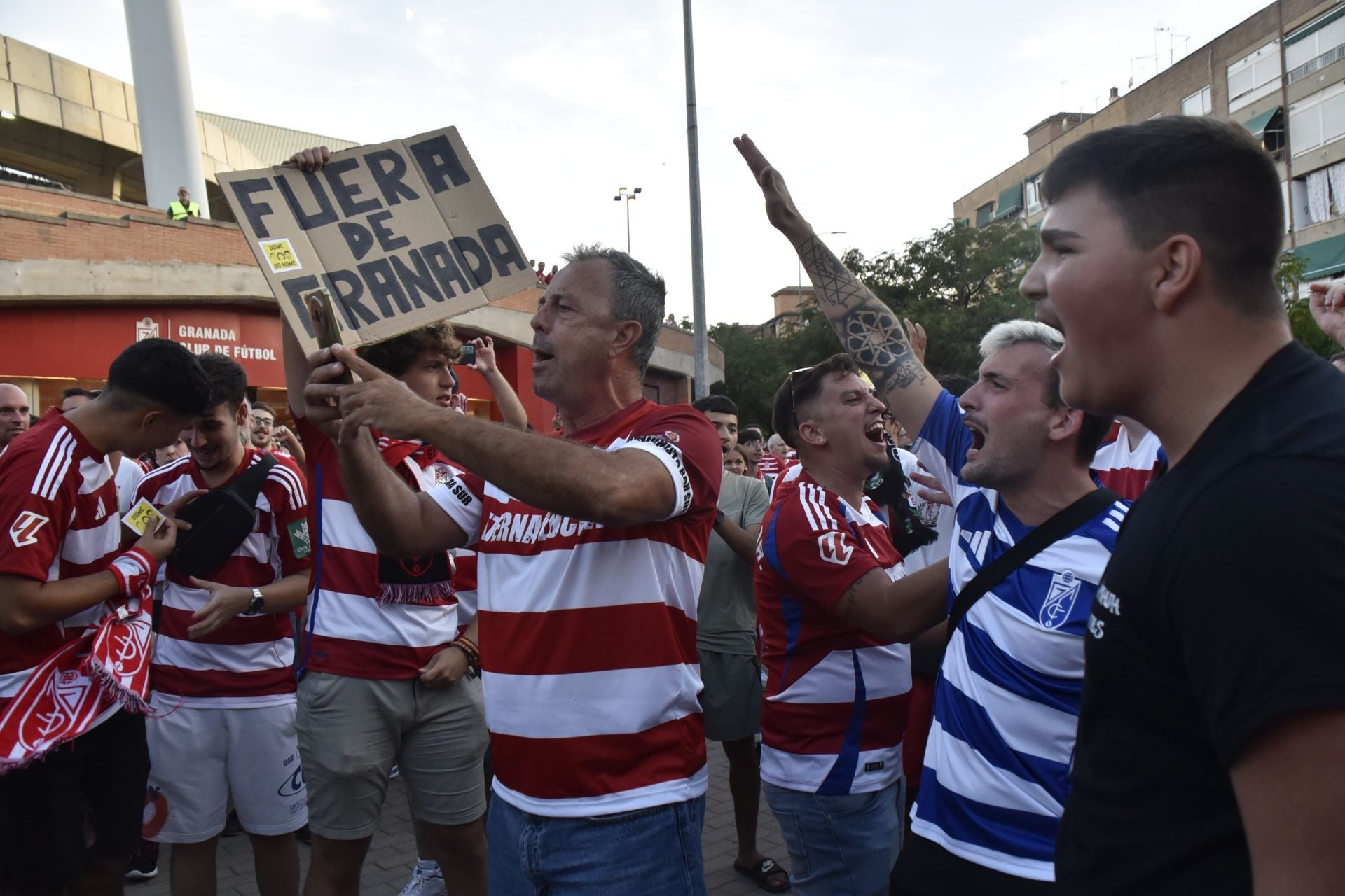 Las imágenes de la protesta de los aficionados del Granada