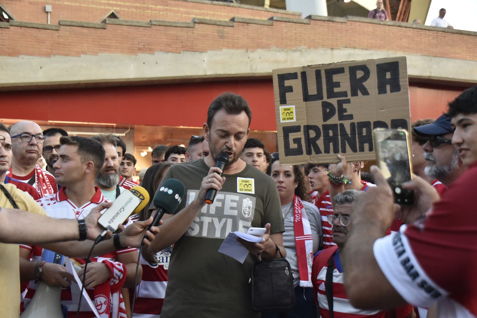 Las imágenes de la protesta de los aficionados del Granada
