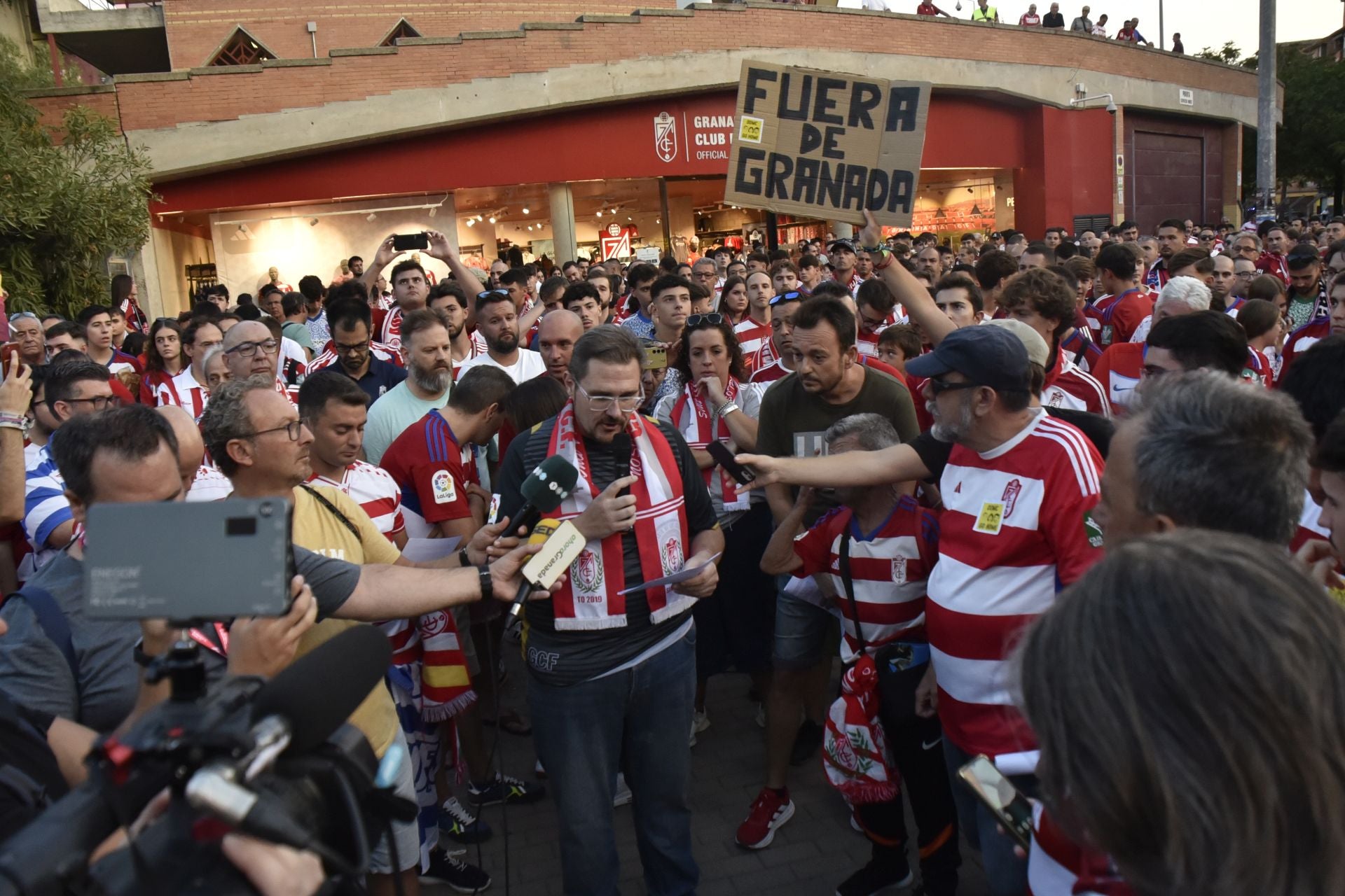 Las imágenes de la protesta de los aficionados del Granada