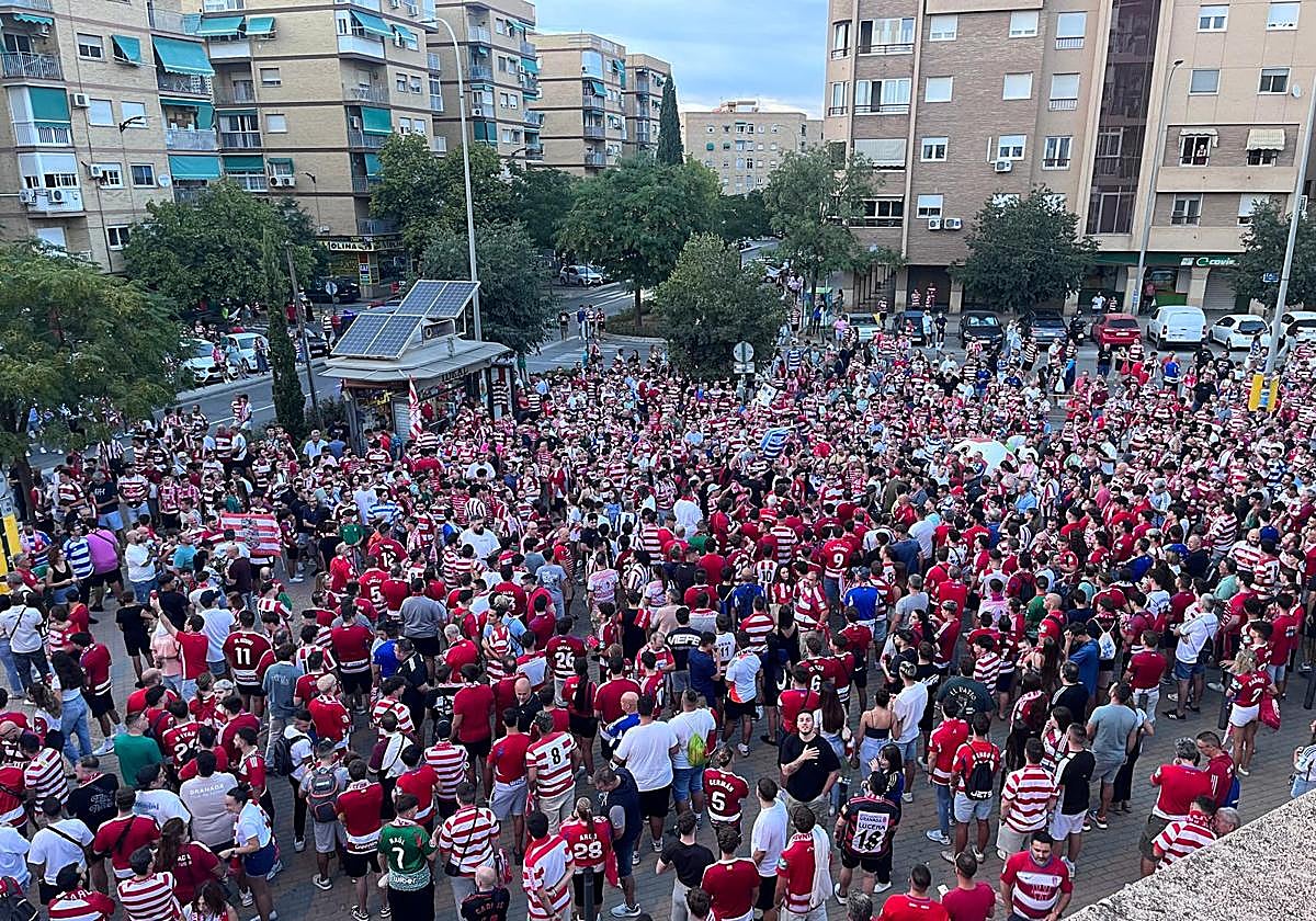 Parte de la afición del Granada, durante la protesta previa al partido con el Mirandés.