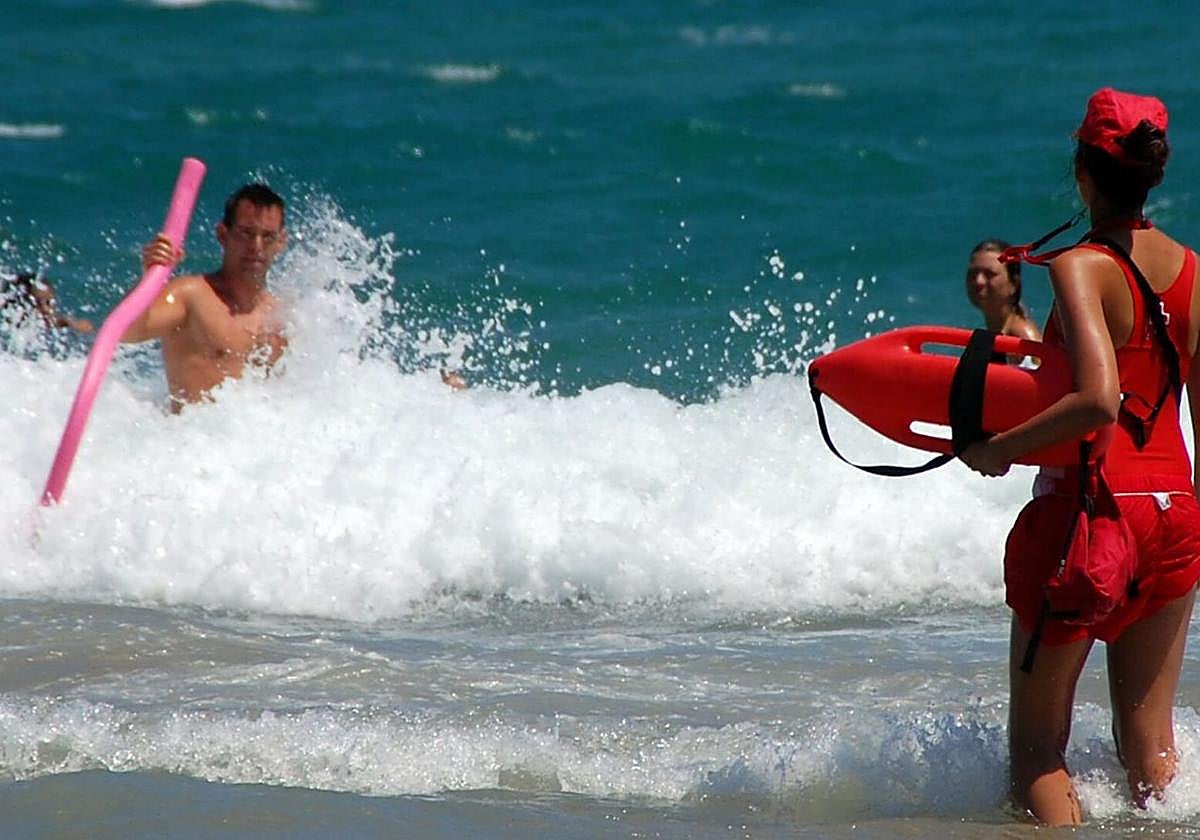 Una socorrista vigila a los bañistas en una playa andaluza.