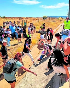 Los pasajeros se bajan del tren con dificultades.