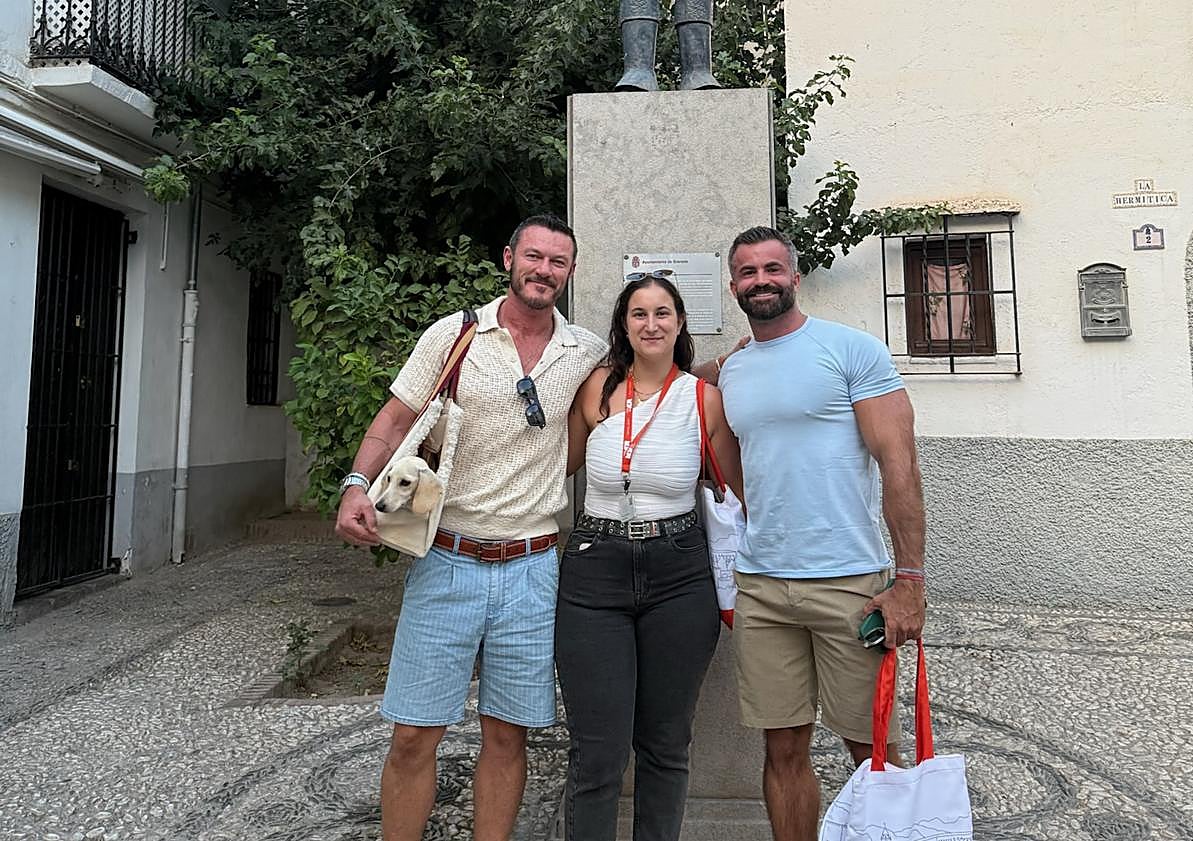 Imagen principal - El actor británico Luke Evans visita la Alhambra y pasea por el Albaicín