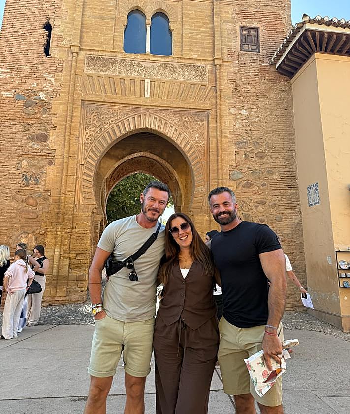 Imagen secundaria 2 - El actor británico Luke Evans visita la Alhambra y pasea por el Albaicín