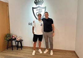 El lateral izquierdo inglés, Connor, viene a cubrir la baja del lesionado Cortijo.