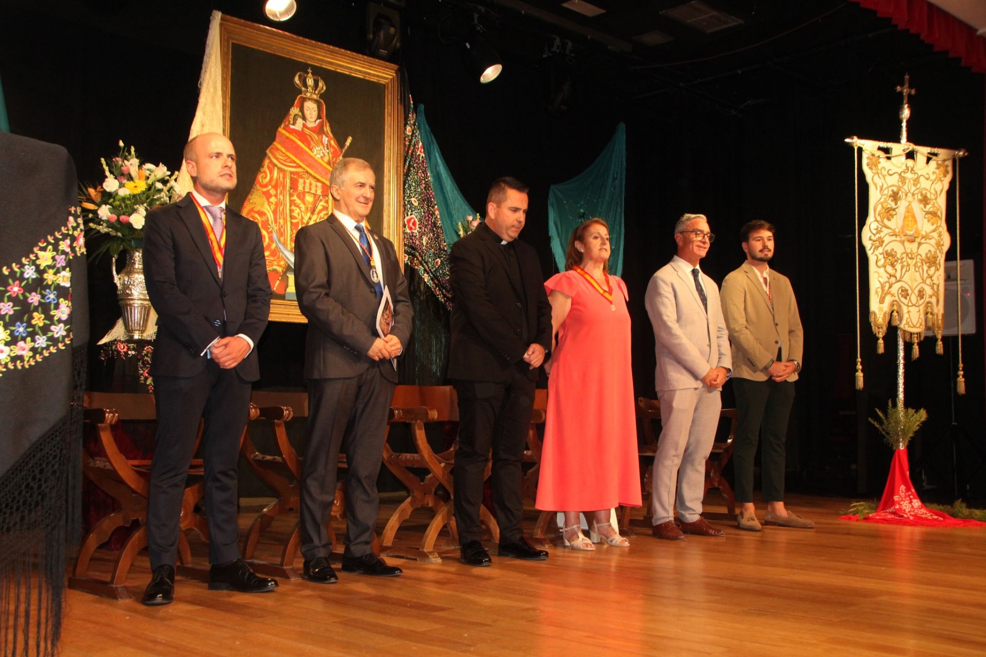 El pregonero Antonio Contreras ante el cuadro de la Virgen.