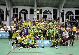 Los integrantes de la plantilla amarilla celebran el título cosechado en Villa Del Río.