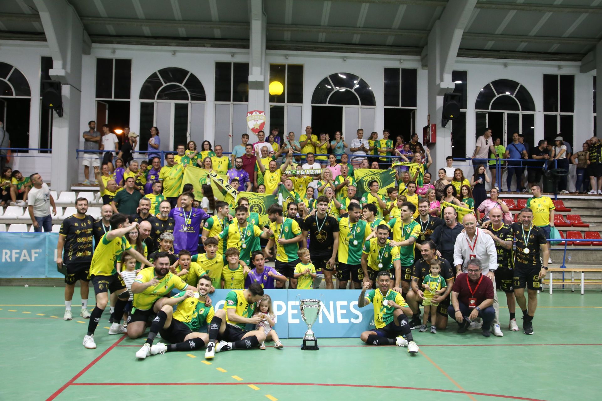 Los integrantes de la plantilla amarilla celebran el título cosechado en Villa Del Río.
