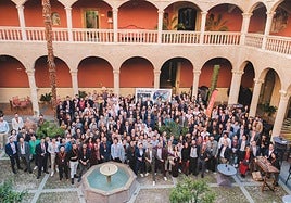 El equipo humano de Cívica en una foto de familia
