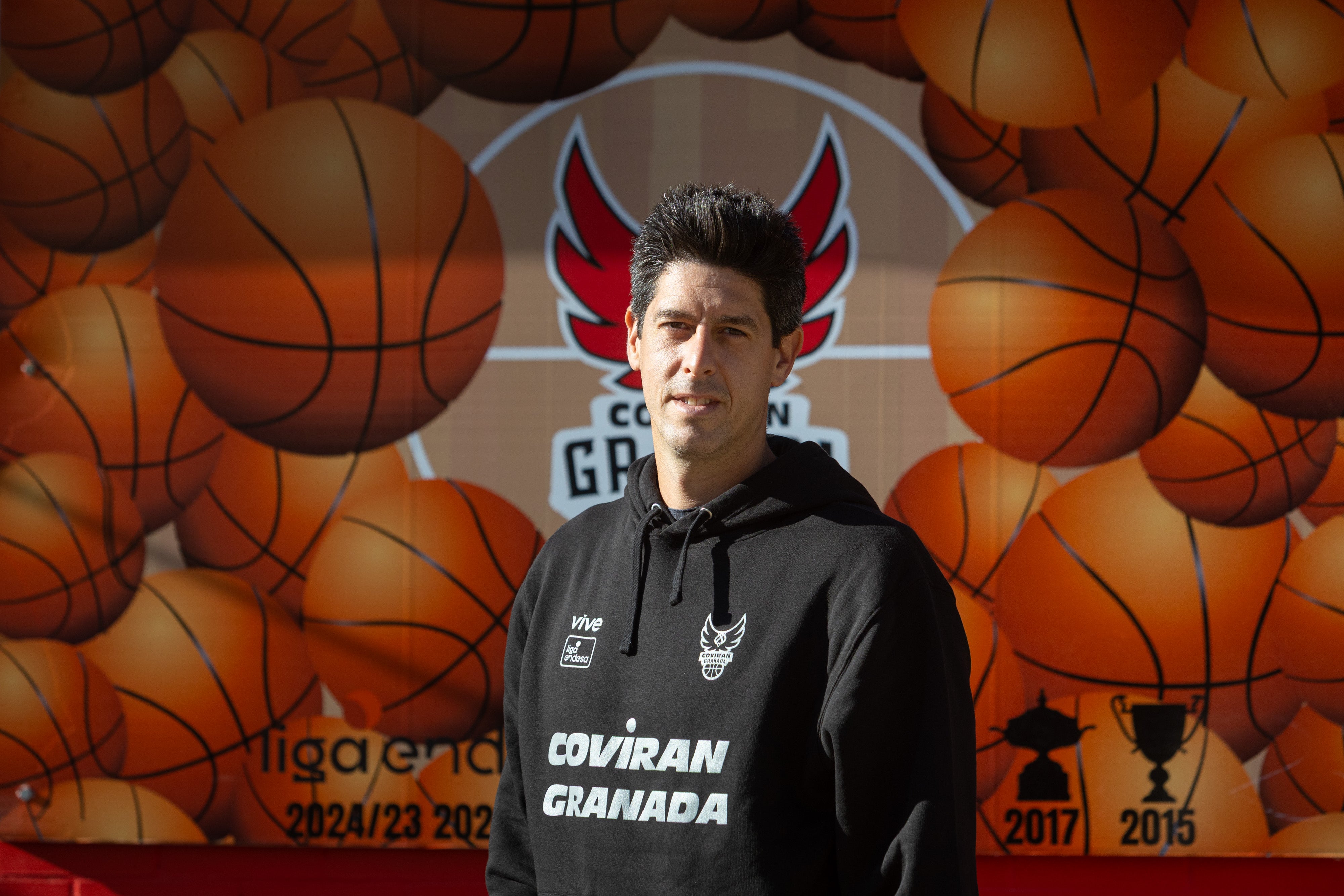 Eloy Almazán posa ante la sede del club rojinegro cuando se cumple dos meses de su vuelta al mismo.