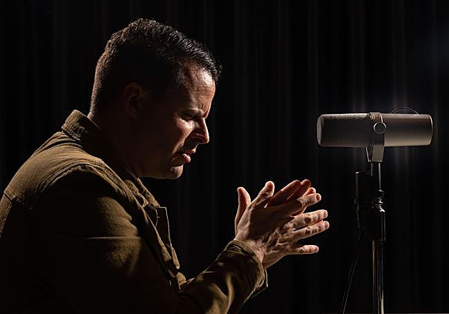El cantaor Juan Pinilla, en el estudio de grabación.