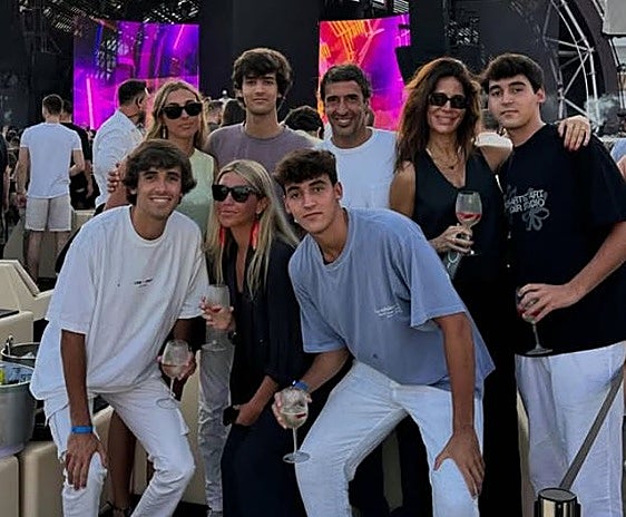 Raúl González posa con su familia, con el granadinista Héctor en primer plano.