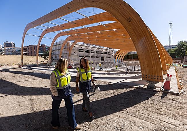 La consejera de Fomento, Rocío Díaz, y la alcaldesa de Granada, Marifrán Carazo, visitan las obras.