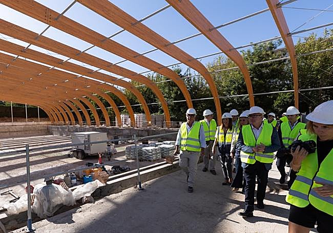 Pedro Mercado, rector de la UGR, supervisa las obras.